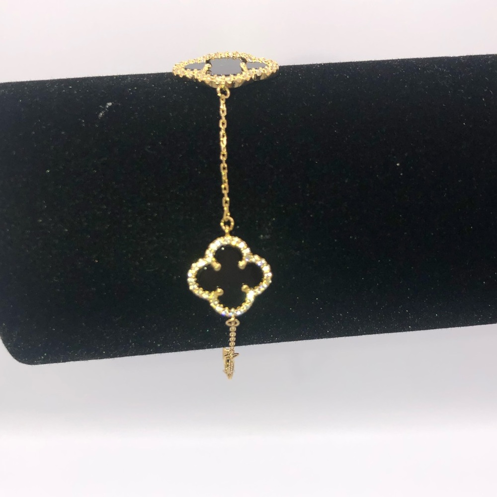 Onyx Clover Bracelet - Picture 5 of 12